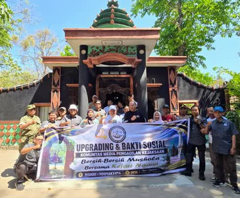 Foto: Kejari Ngawi bersama KOMPAK dan masyarakat menanam pohon produktif di Alas Srigati Ngawi