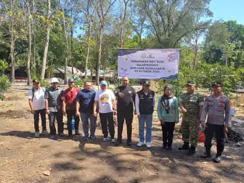 Foto: Kejari Ngawi bersama KOMPAK dan masyarakat menanam pohon produktif di Alas Srigati Ngawi