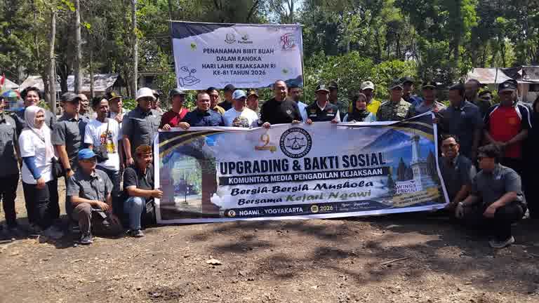 Foto: Kejari Ngawi bersama KOMPAK dan masyarakat menanam pohon produktif di Alas Srigati Ngawi