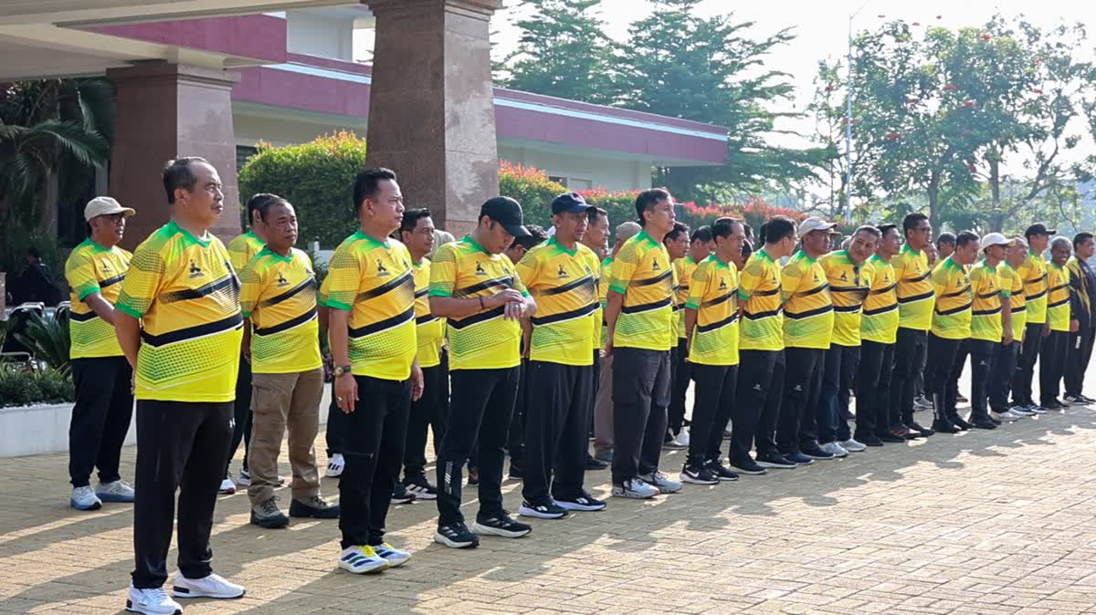 Foto: Bupati Madiun Hari Wuryanto gowes menuju Puspem Kabupaten Madiun saat ulang tahun ke-62