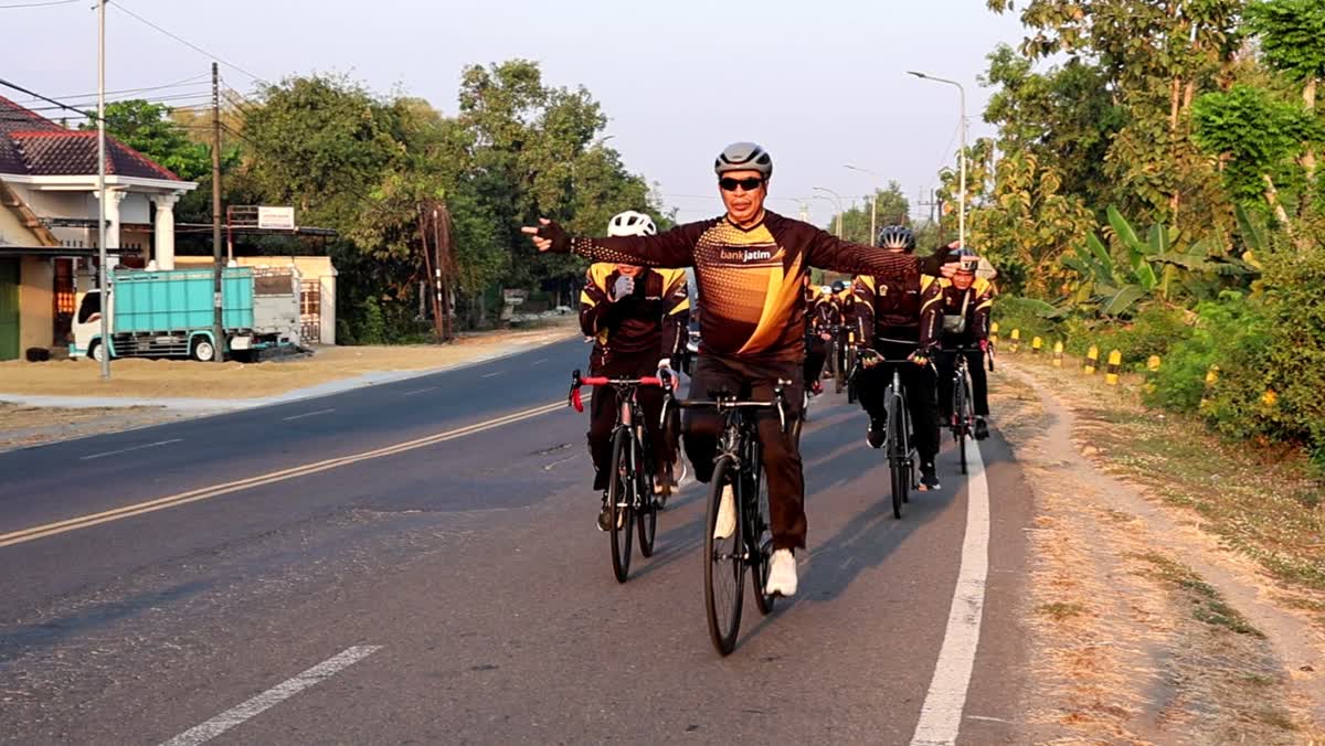 Foto: Bupati Madiun Hari Wuryanto gowes menuju Puspem Kabupaten Madiun saat ulang tahun ke-62