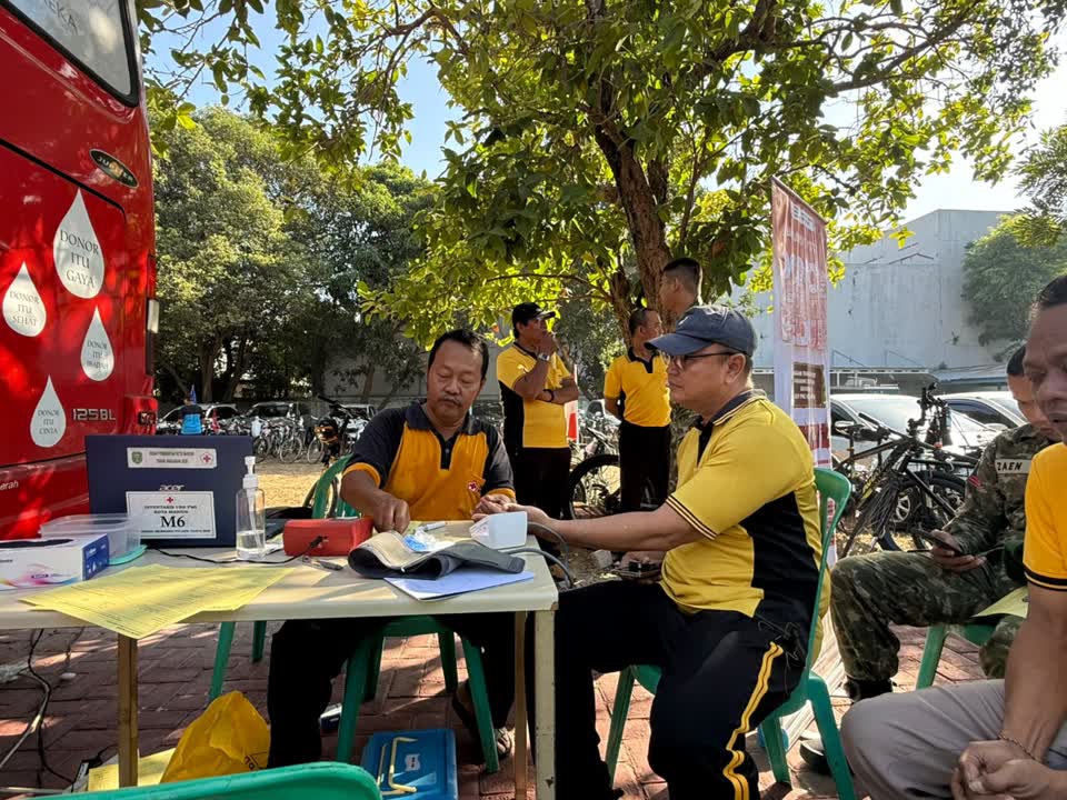 Foto: Polres Madiun Kota mengikuti kegiatan donor darah dalam rangka HUT RRI ke-81 di Kantor RRI Kota Madiun