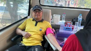 Foto: Polres Madiun Kota mengikuti kegiatan donor darah dalam rangka HUT RRI ke-81 di Kantor RRI Kota Madiun