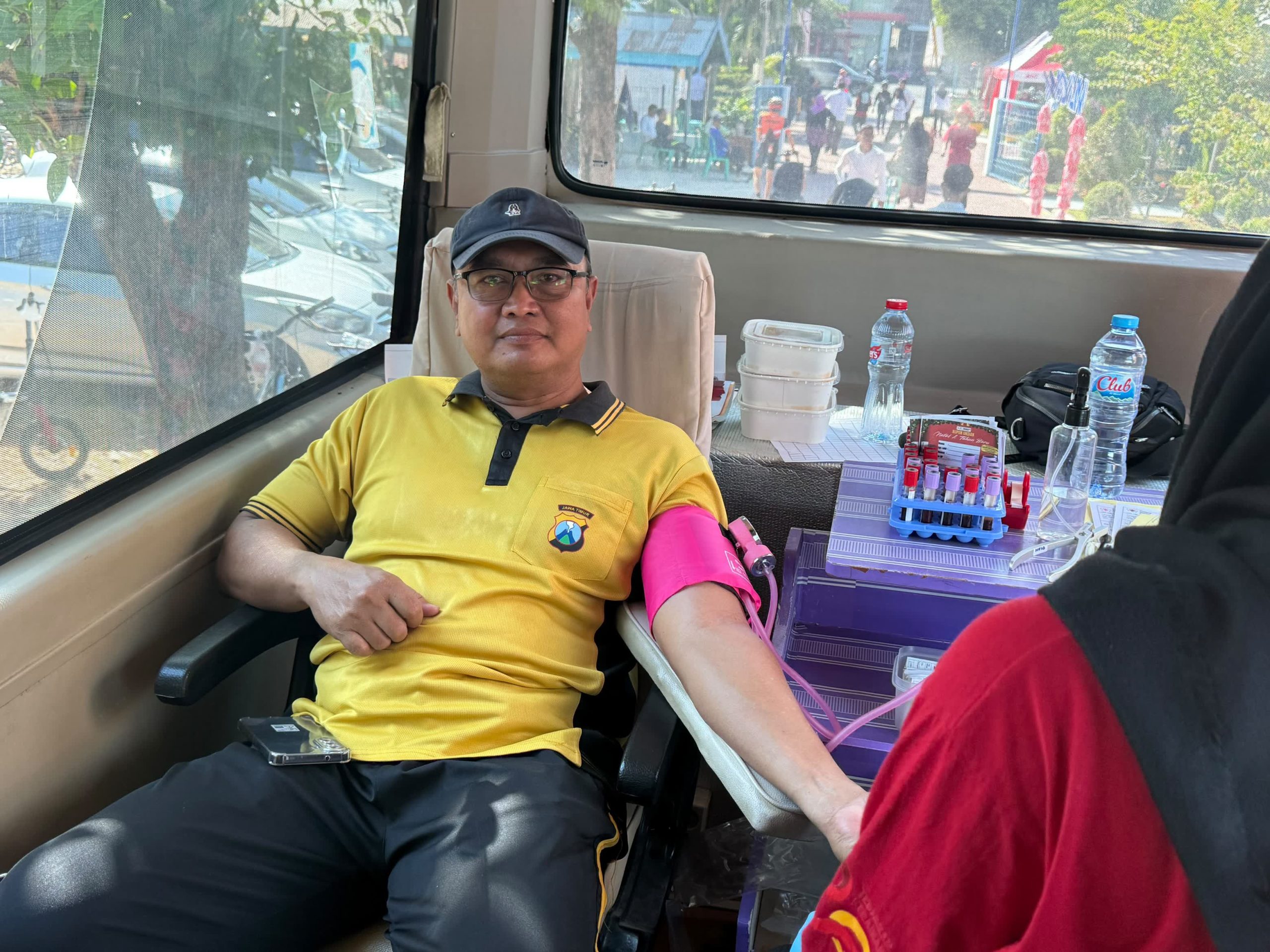Foto: Polres Madiun Kota mengikuti kegiatan donor darah dalam rangka HUT RRI ke-81 di Kantor RRI Kota Madiun