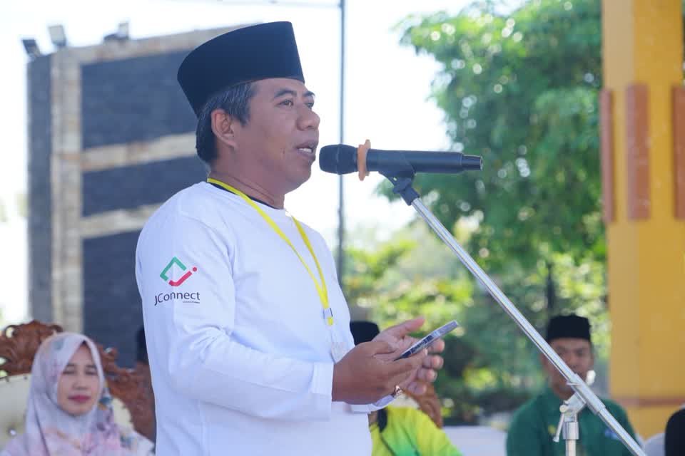 Foto: Bupati Madiun Hari Wuryanto membuka Porsadin IV Kabupaten Madiun di Alun-alun Reksogati Caruban