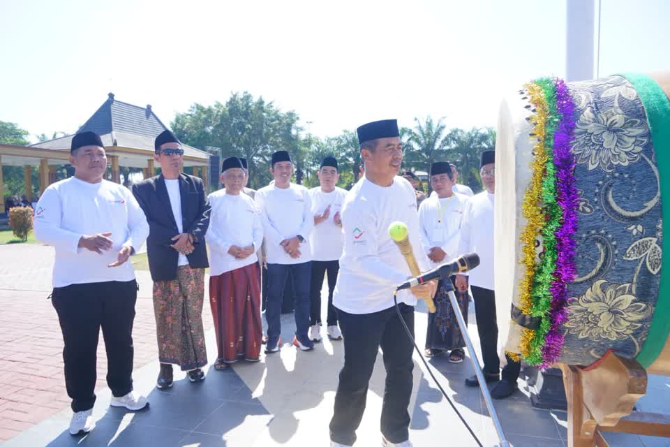 Foto: Bupati Madiun Hari Wuryanto membuka Porsadin IV Kabupaten Madiun di Alun-alun Reksogati Caruban