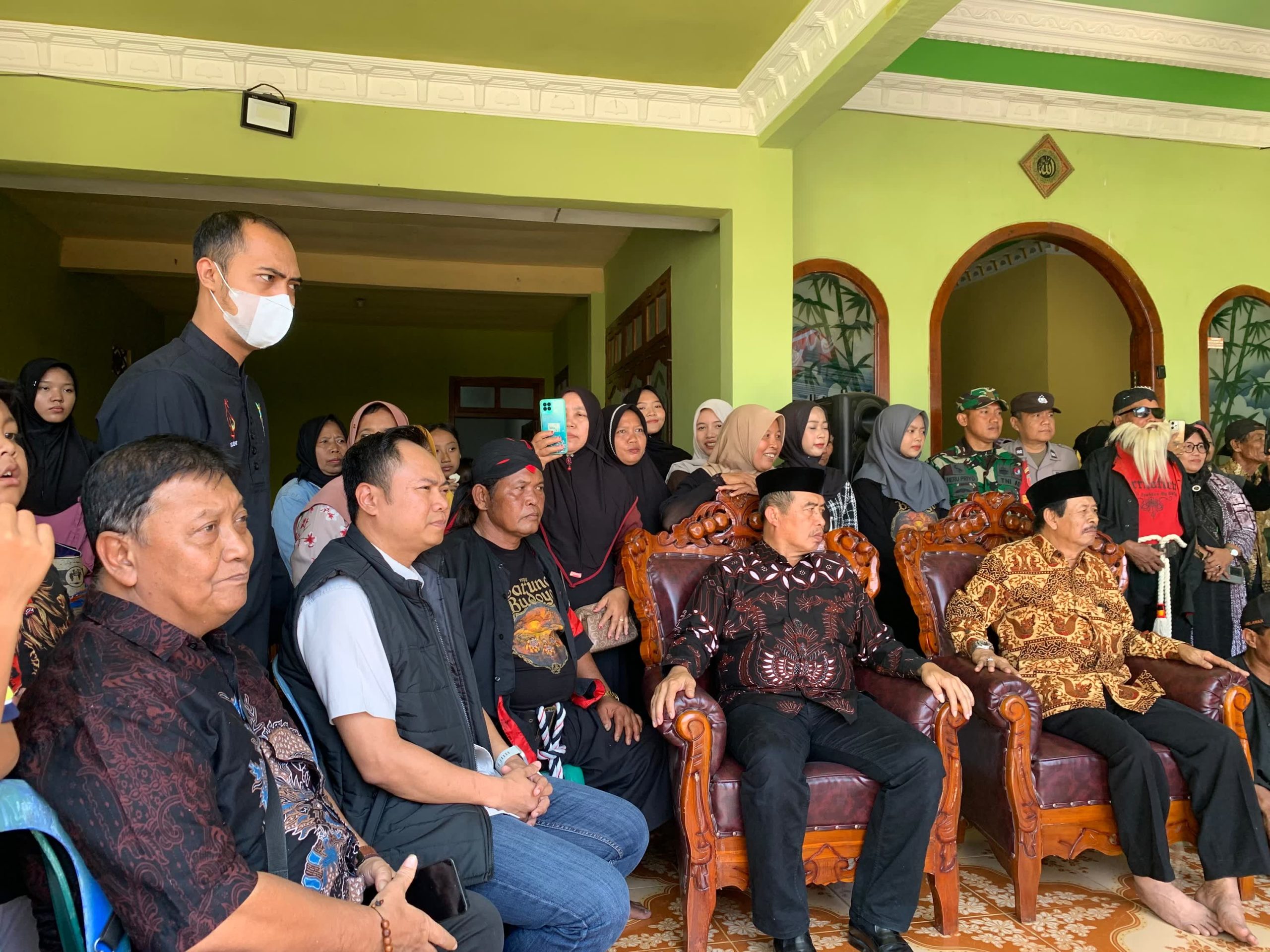 Foto: Bupati Madiun Hari Wuryanto menghadiri pagelaran seni Reog di Dusun Sedoro Desa Kaibon Kecamatan Geger dalam rangka HUT ke-81 Kemerdekaan RI.