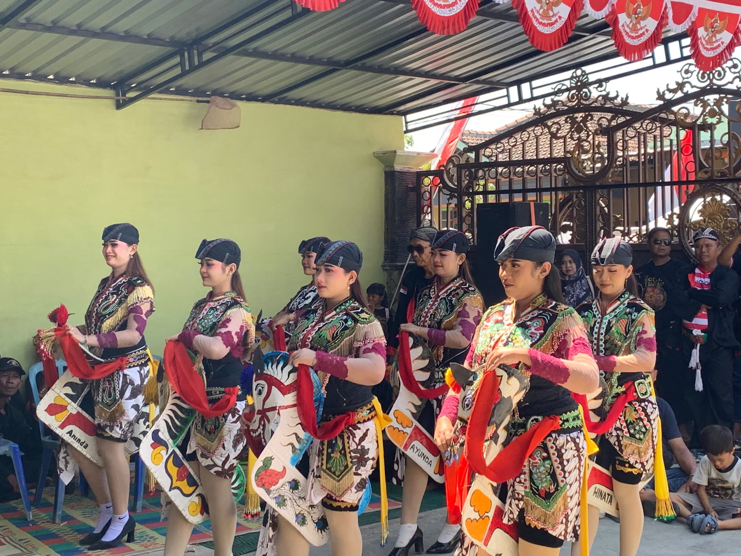 Foto: Bupati Madiun Hari Wuryanto menghadiri pagelaran seni Reog di Dusun Sedoro Desa Kaibon Kecamatan Geger dalam rangka HUT ke-81 Kemerdekaan RI.