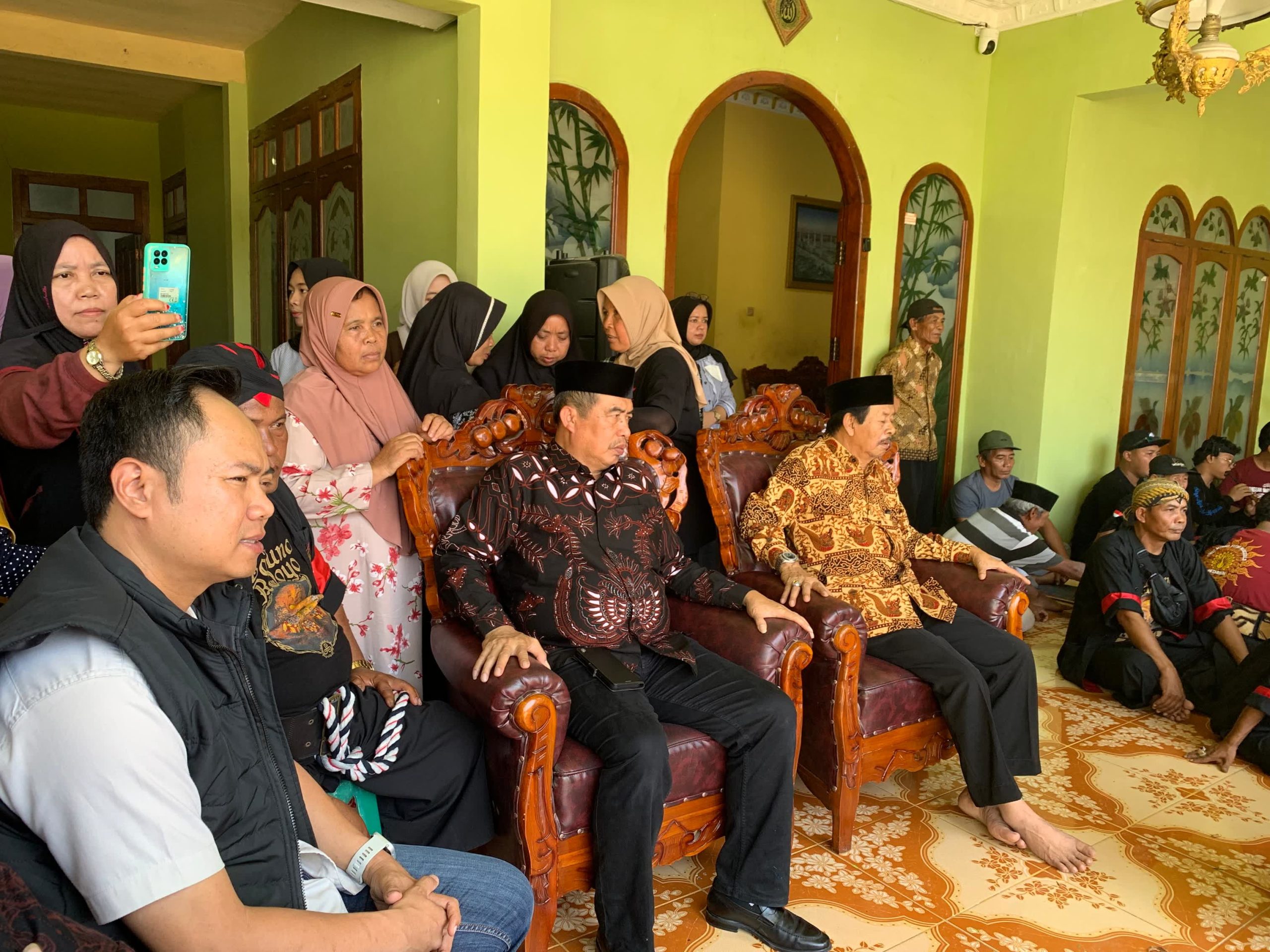 Foto: Bupati Madiun Hari Wuryanto menghadiri pagelaran seni Reog di Dusun Sedoro Desa Kaibon Kecamatan Geger dalam rangka HUT ke-81 Kemerdekaan RI.