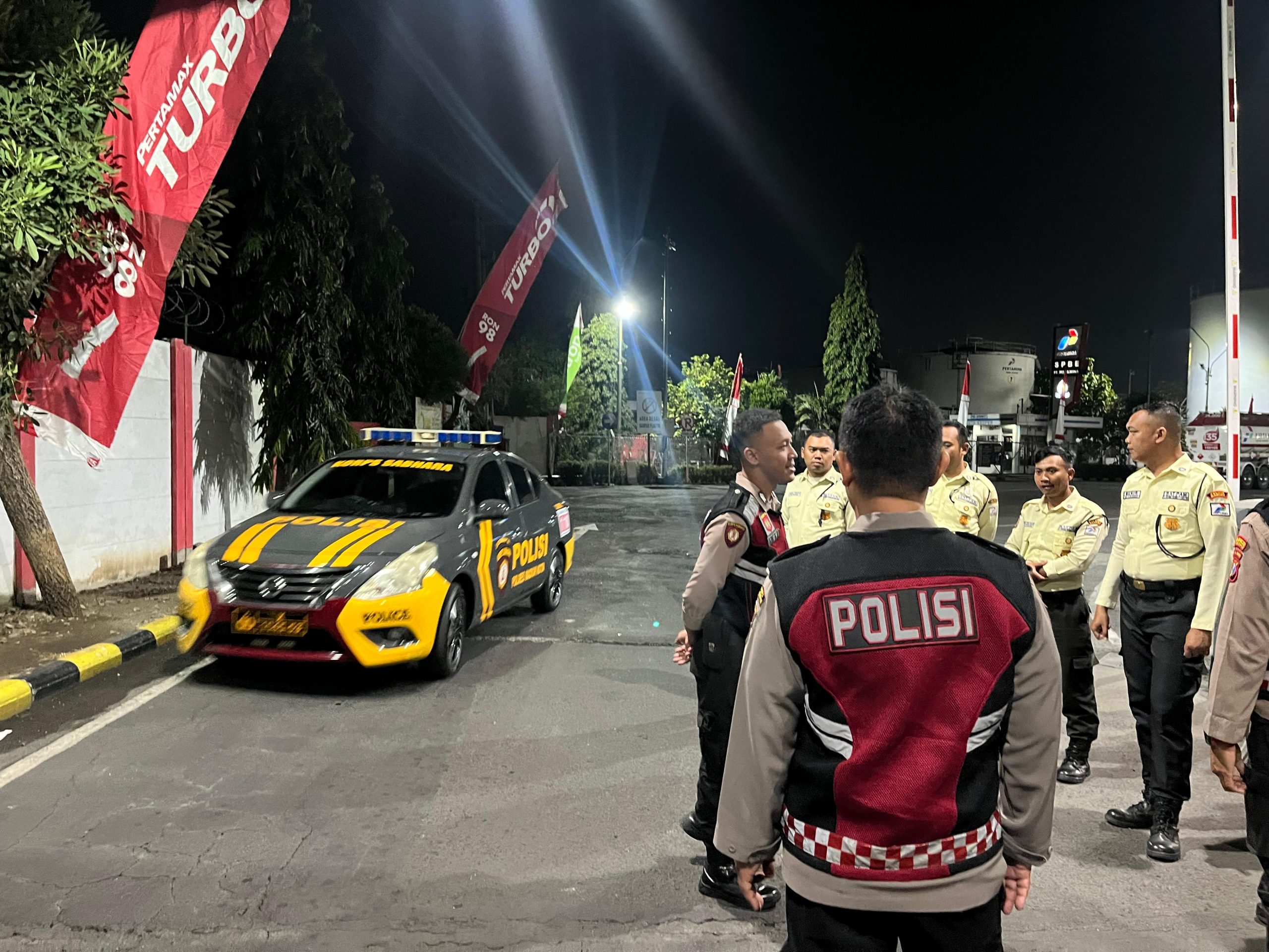 Foto: Patroli blue light Polres Madiun Kota menyisir kawasan Alun-Alun dan Pahlawan Street Center untuk menjaga kamtibmas
