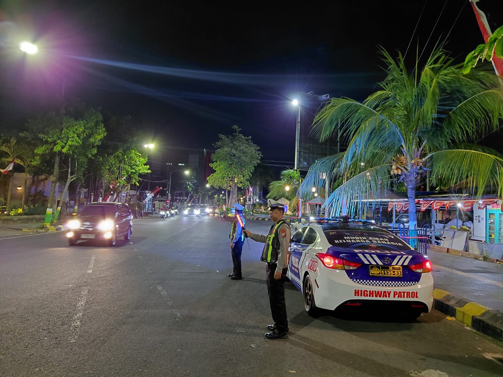 Foto: Patroli blue light Polres Madiun Kota menyisir kawasan Alun-Alun dan Pahlawan Street Center untuk menjaga kamtibmas