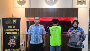 Foto: Polisi mengamankan barang bukti sabu 9,57 gram dari kamar kontrakan di Sambikerep Surabaya