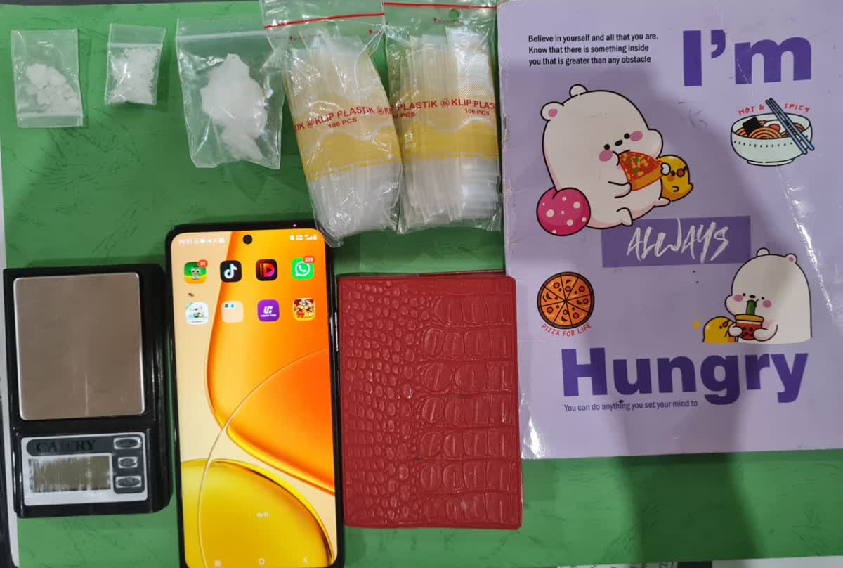 Foto: Polisi mengamankan barang bukti sabu 9,57 gram dari kamar kontrakan di Sambikerep Surabaya
