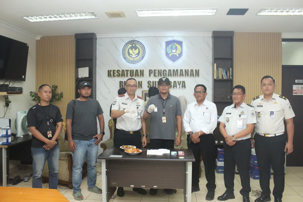 Foto: Petugas Rutan Kelas I Surabaya menggagalkan penyelundupan diduga sabu yang disembunyikan dalam masakan