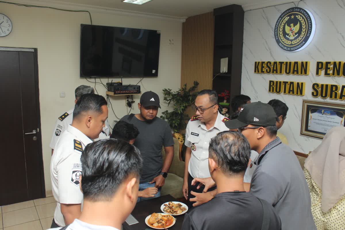 Foto: Petugas Rutan Kelas I Surabaya menggagalkan penyelundupan diduga sabu yang disembunyikan dalam masakan