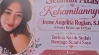 Foto: Karangan bunga misterius dengan pesan “Selamat Atas Kehamilannya” di sisi selatan PN Surabaya