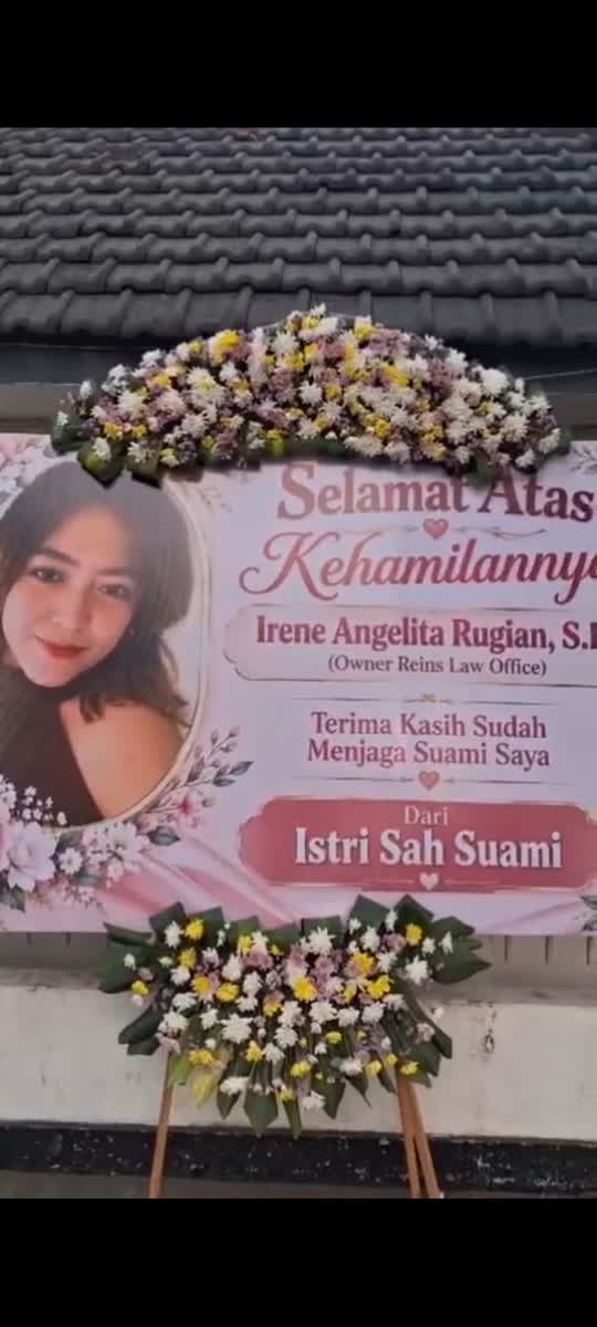 Foto: Karangan bunga misterius dengan pesan “Selamat Atas Kehamilannya” di sisi selatan PN Surabaya