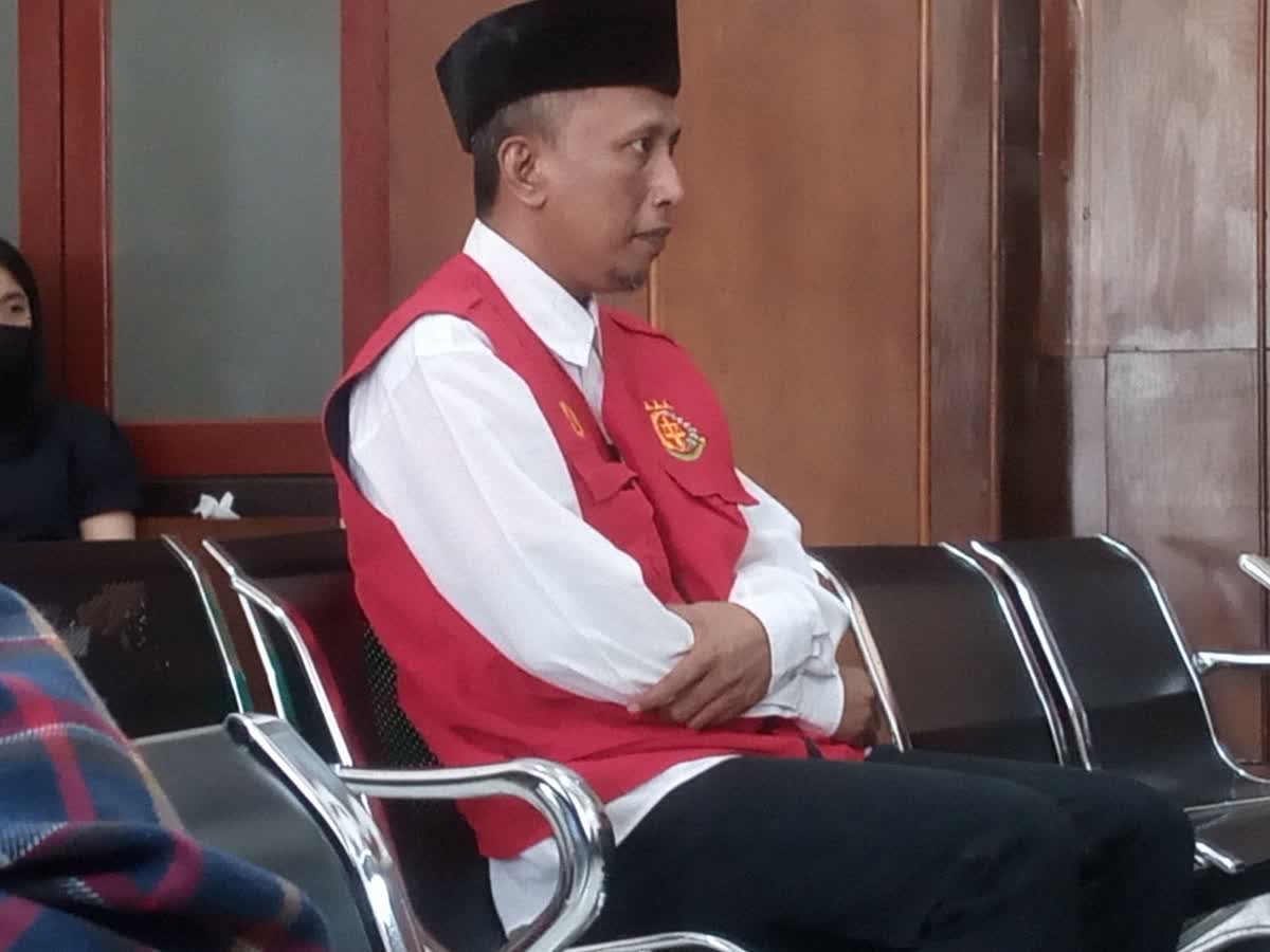 Foto: Terdakwa kasus narkotika 35 butir ekstasi dalam persidangan di Pengadilan Negeri Surabaya