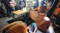 Foto: Petugas mengevakuasi jenazah pria 61 tahun yang ditemukan meninggal dunia di Simo Magersari Surabaya. Foto: Petugas mengevakuasi jenazah pria 61 tahun yang ditemukan meninggal dunia di Simo Magersari Surabaya.