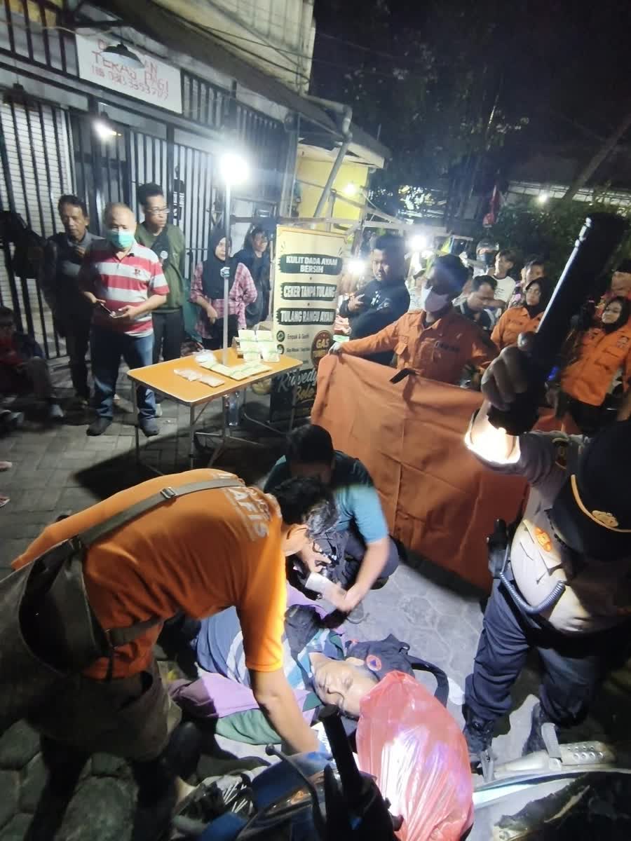 Foto: Petugas mengevakuasi jenazah pria 61 tahun yang ditemukan meninggal dunia di Simo Magersari Surabaya.