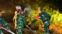 Foto: Babinsa dan petugas pemadam kebakaran memadamkan api di rumpun bambu Kelurahan Josenan Kota Madiun Foto: Babinsa dan petugas pemadam kebakaran memadamkan api di rumpun bambu Kelurahan Josenan Kota Madiun