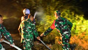 Foto: Babinsa dan petugas pemadam kebakaran memadamkan api di rumpun bambu Kelurahan Josenan Kota Madiun