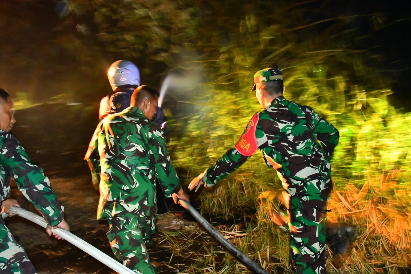 Foto: Babinsa dan petugas pemadam kebakaran memadamkan api di rumpun bambu Kelurahan Josenan Kota Madiun