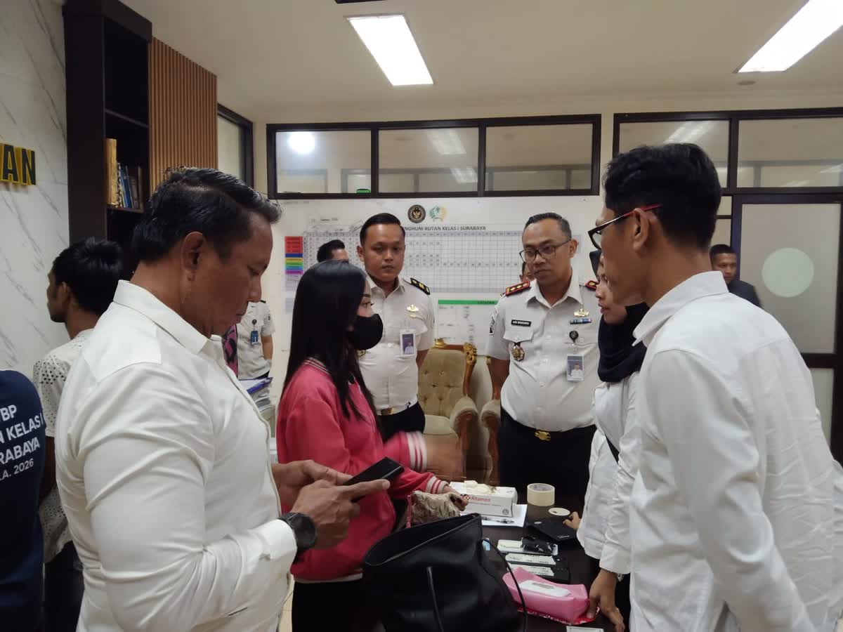 Foto: Petugas Rutan Kelas I Surabaya menggagalkan upaya penyelundupan dua pocket kristal putih diduga sabu