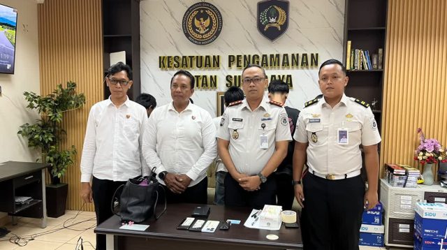 Foto: Petugas Rutan Kelas I Surabaya menggagalkan upaya penyelundupan dua pocket kristal putih diduga sabu