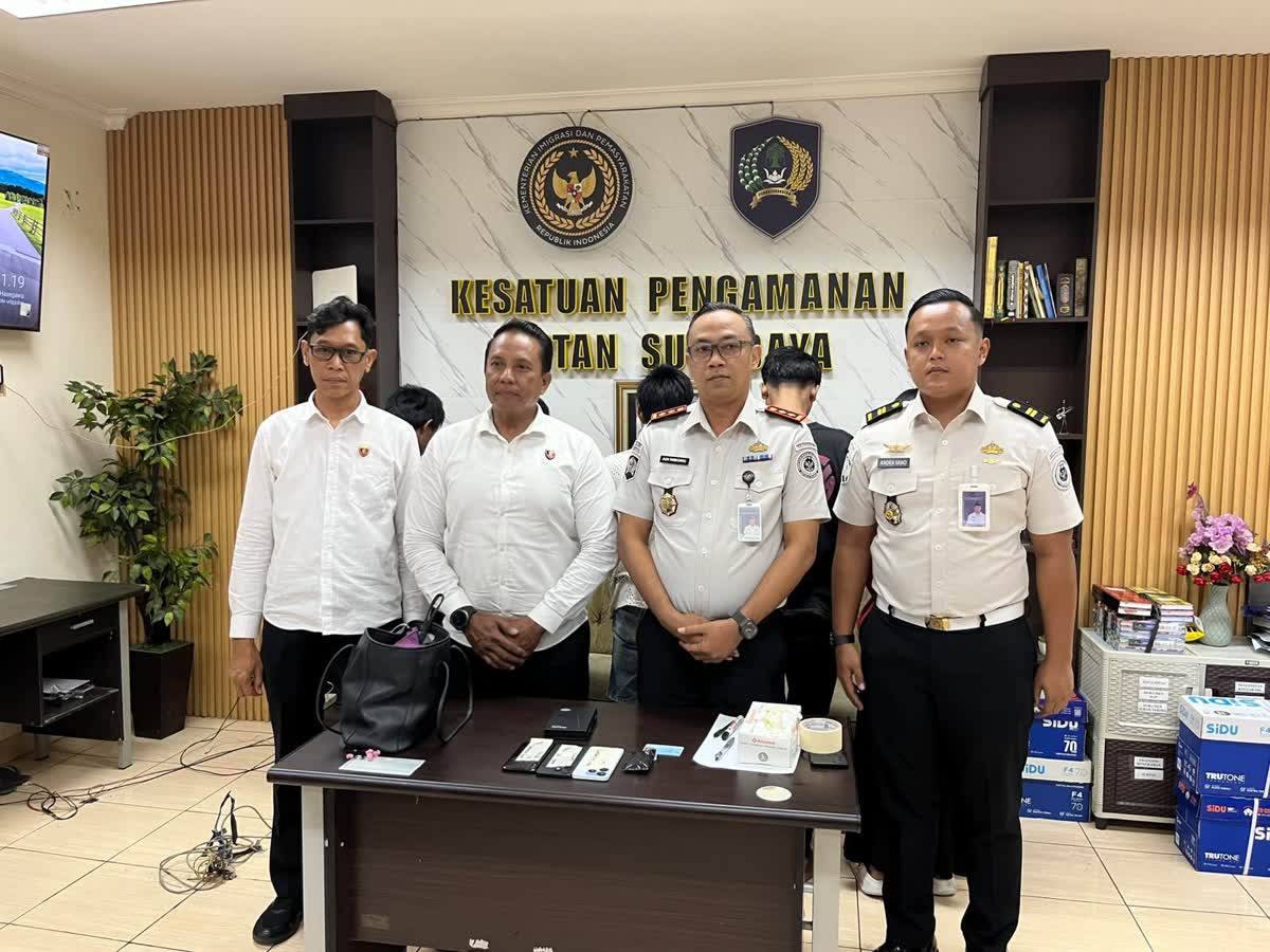 Foto: Petugas Rutan Kelas I Surabaya menggagalkan upaya penyelundupan dua pocket kristal putih diduga sabu