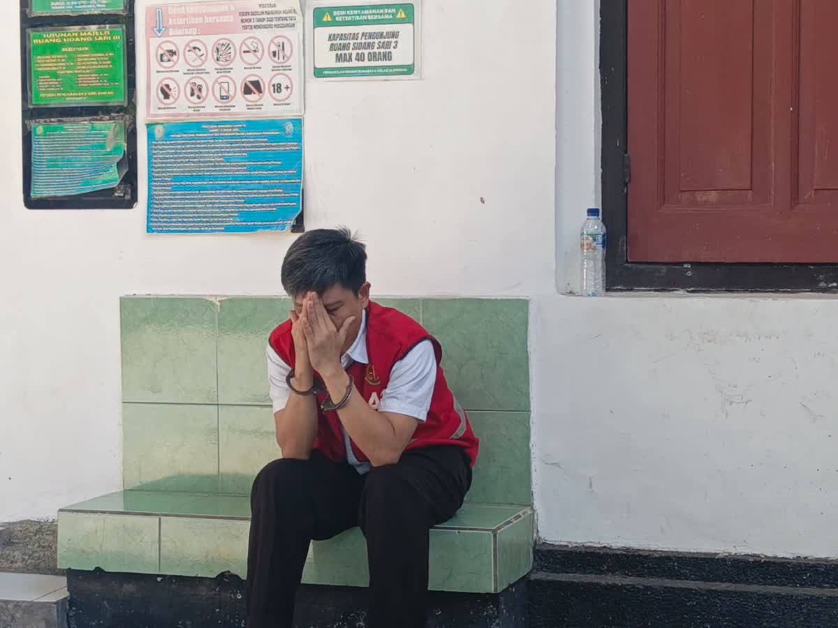 Foto: Terdakwa Jan Leon menjalani persidangan perkara pencabulan anak di PN Surabaya