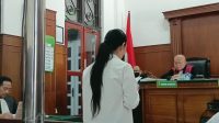 Foto: Pledoi Agustin Widyawati dalam sidang perkara investasi di PN Surabaya