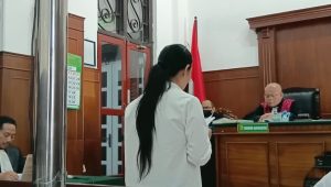 Foto: Pledoi Agustin Widyawati dalam sidang perkara investasi di PN Surabaya