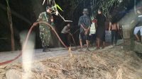 Foto: Babinsa dan petugas Damkar Kabupaten Madiun memadamkan kebakaran rumpun bambu di Dusun Bener, Saradan.