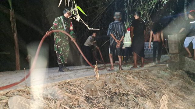 Foto: Babinsa dan petugas Damkar Kabupaten Madiun memadamkan kebakaran rumpun bambu di Dusun Bener, Saradan.