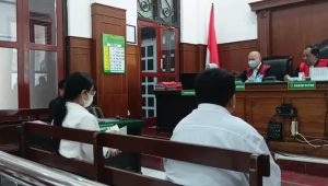Foto: Agustin Widyawati menyampaikan pledoi dalam perkara dugaan penipuan investasi di PN Surabaya