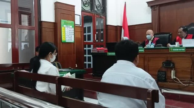 Foto: Agustin Widyawati menyampaikan pledoi dalam perkara dugaan penipuan investasi di PN Surabaya