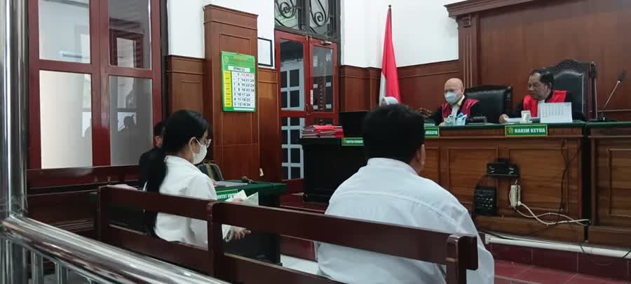 Foto: Agustin Widyawati menyampaikan pledoi dalam perkara dugaan penipuan investasi di PN Surabaya