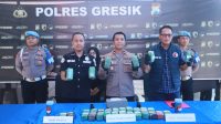 Foto: Polres Gresik mengamankan 10,858 kilogram ganja yang disembunyikan dalam sepeda motor Vespa di gudang ekspedisi