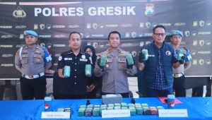 Foto: Polres Gresik mengamankan 10,858 kilogram ganja yang disembunyikan dalam sepeda motor Vespa di gudang ekspedisi