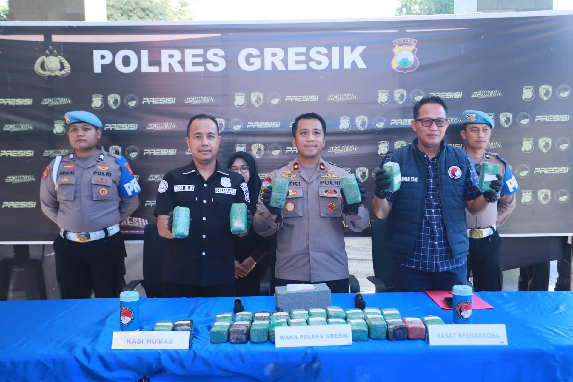 Foto: Polres Gresik mengamankan 10,858 kilogram ganja yang disembunyikan dalam sepeda motor Vespa di gudang ekspedisi