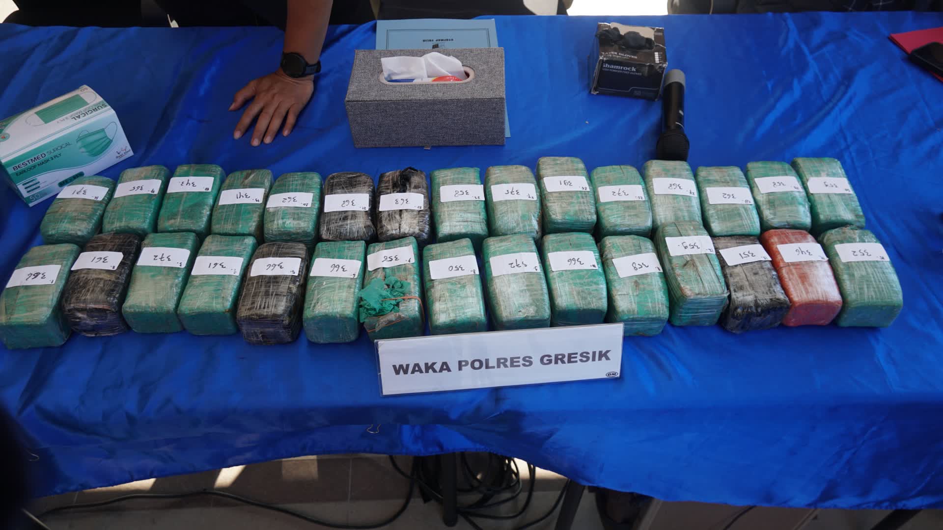 Foto: Polres Gresik mengamankan 10,858 kilogram ganja yang disembunyikan dalam sepeda motor Vespa di gudang ekspedisi