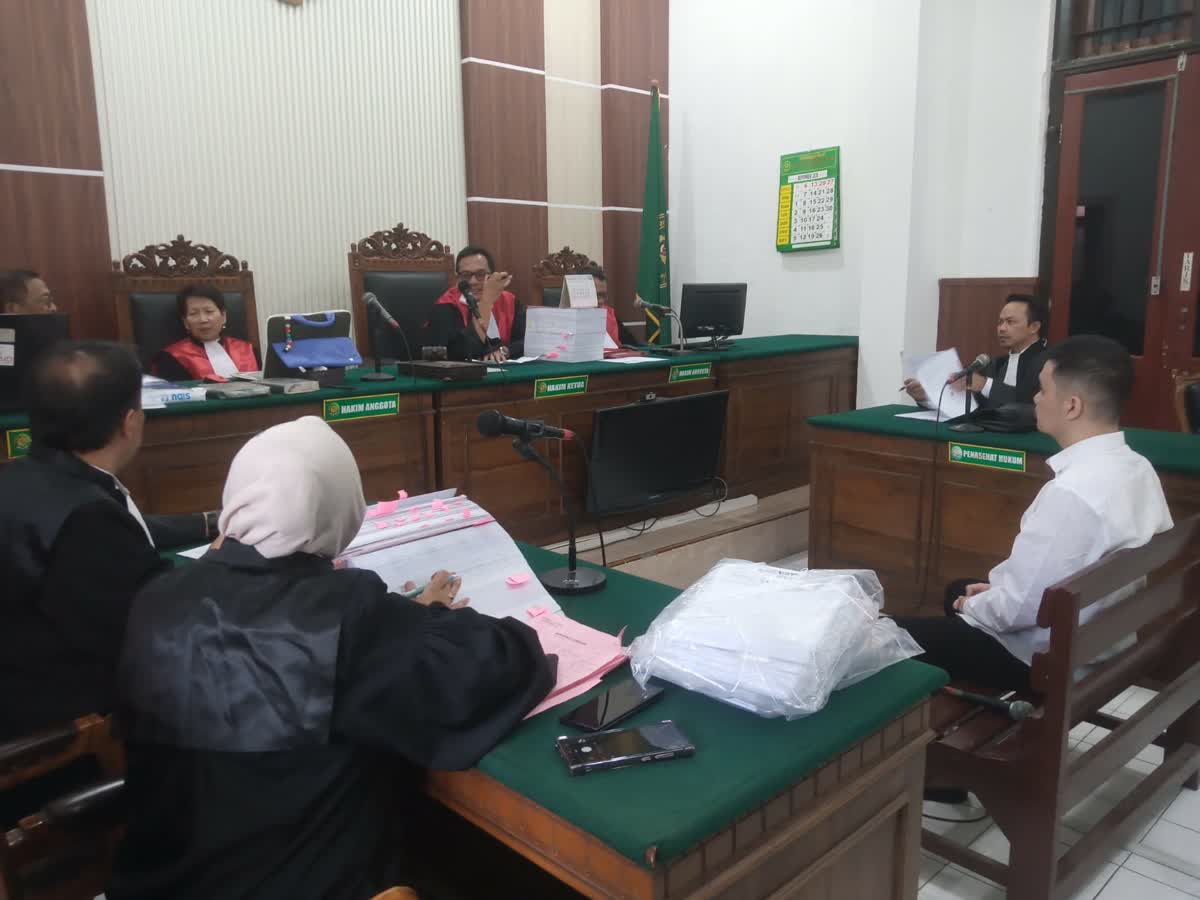 Foto: Jovan Okta memberikan kesaksian dalam sidang perkara dugaan investasi Rp39,7 miliar di PN Surabaya