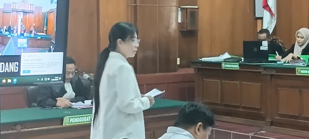 Foto: Tim penasihat hukum Agustin Widyawati menyampaikan duplik dalam sidang perkara dugaan penipuan investasi di PN Surabaya.