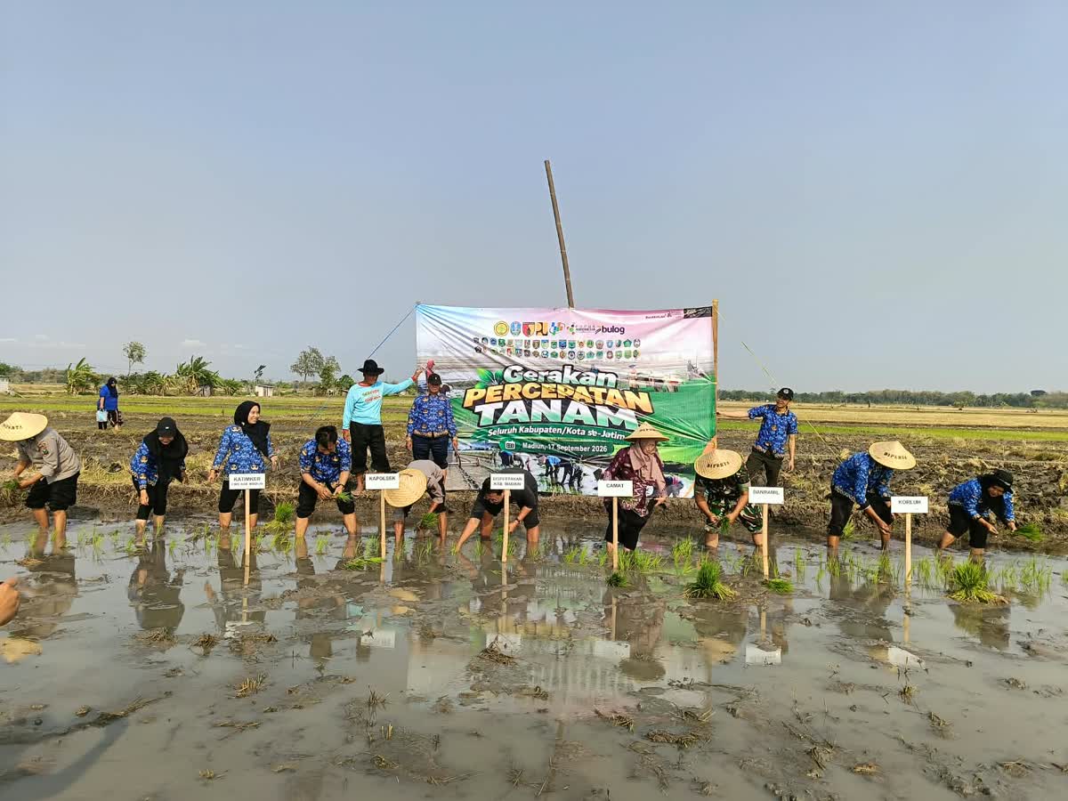 Foto: Gerakan Tanam Padi Serentak Polsek Jiwan bersama kelompok tani di Kincang Wetan Kabupaten Madiun