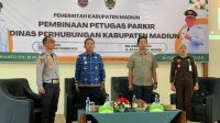 Foto: Wakil Bupati Madiun Purnomo Hadi saat memberikan pembinaan kepada 67 juru parkir se-Kabupaten Madiun