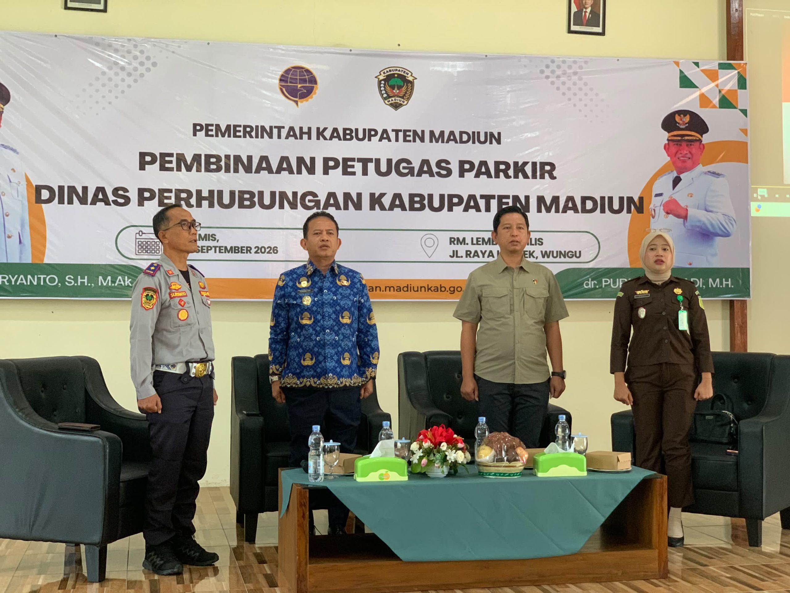 Foto: Wakil Bupati Madiun Purnomo Hadi saat memberikan pembinaan kepada 67 juru parkir se-Kabupaten Madiun