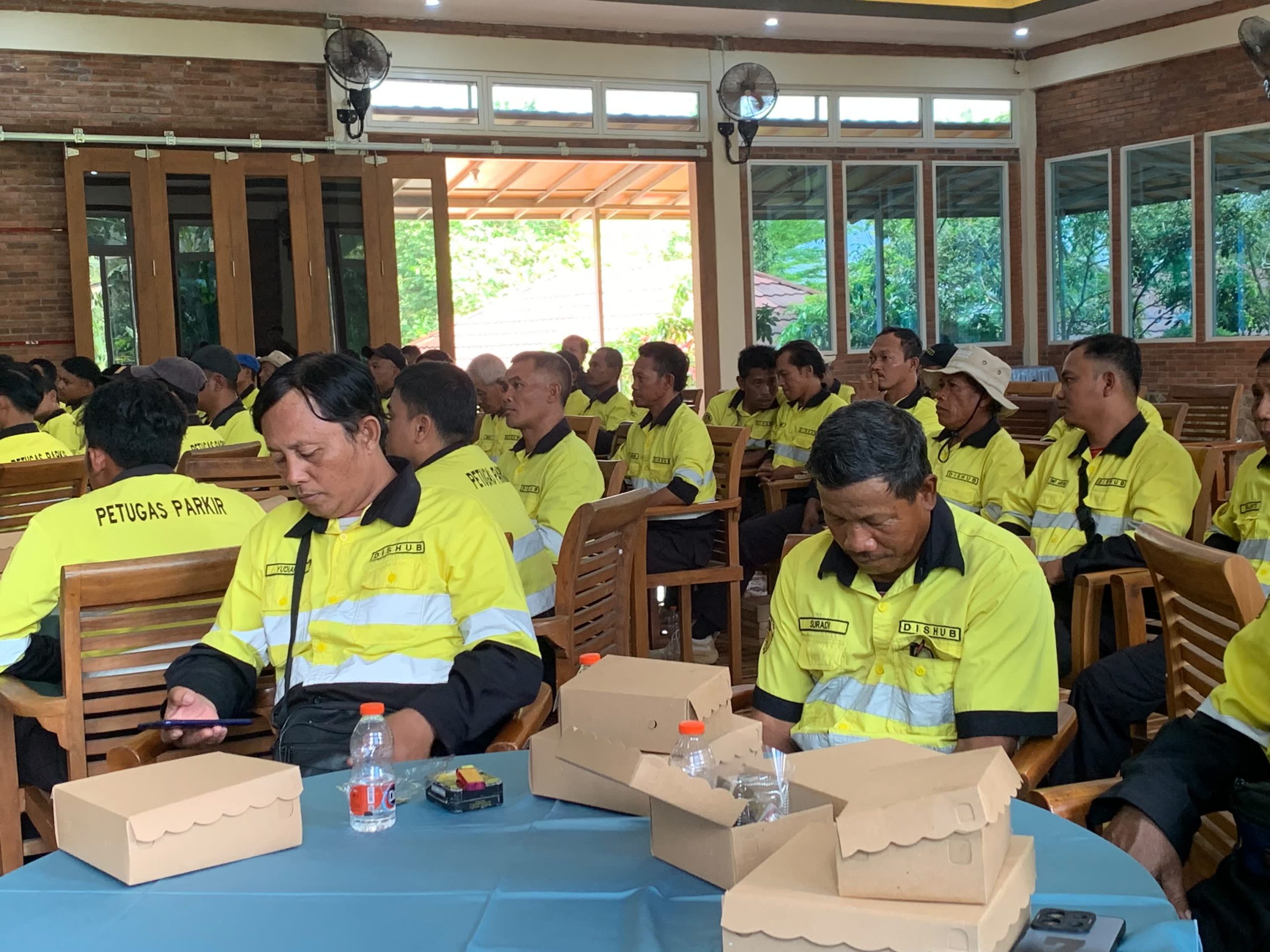 Foto: Wakil Bupati Madiun Purnomo Hadi saat memberikan pembinaan kepada 67 juru parkir se-Kabupaten Madiun