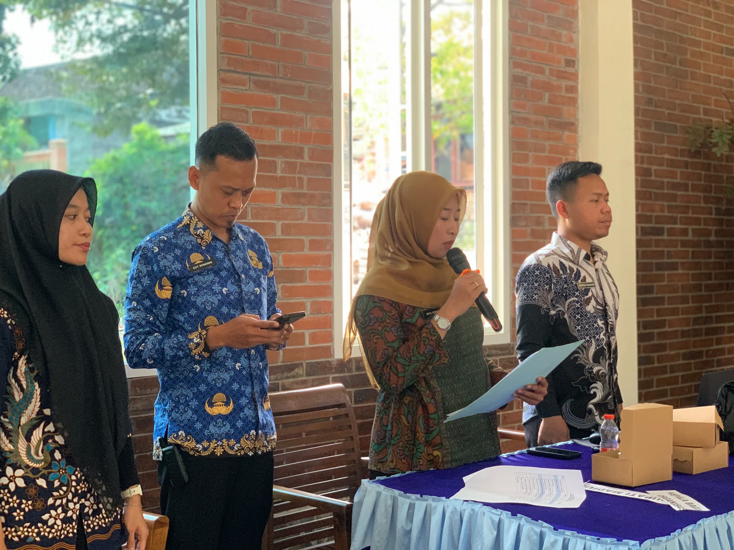 Foto: Wakil Bupati Madiun Purnomo Hadi saat memberikan pembinaan kepada 67 juru parkir se-Kabupaten Madiun