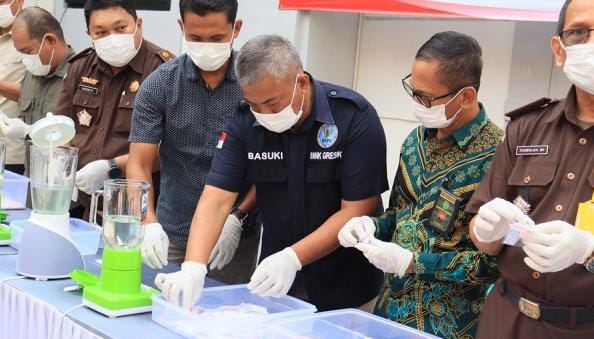 Foto: Kejari Lamongan memusnahkan barang bukti dari 38 perkara tindak pidana yang telah inkracht
